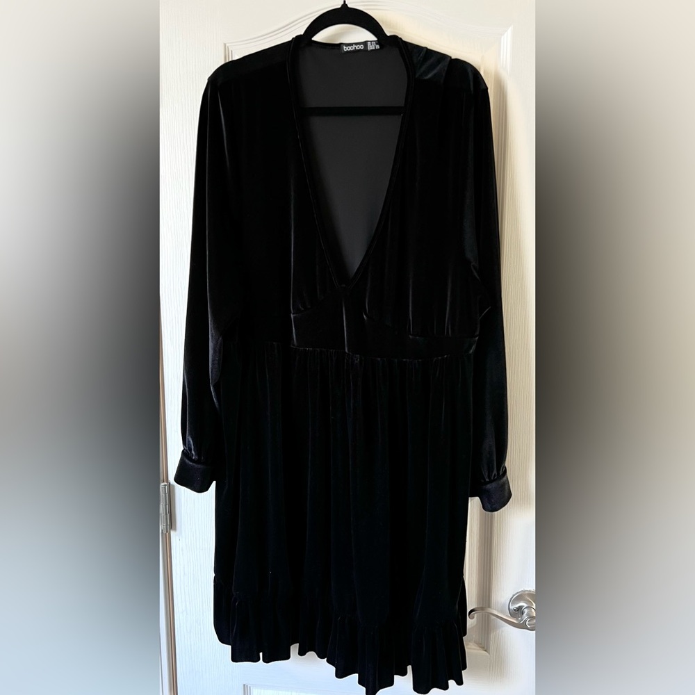 Boohoo Stretchy Black Velvet 24 Dress